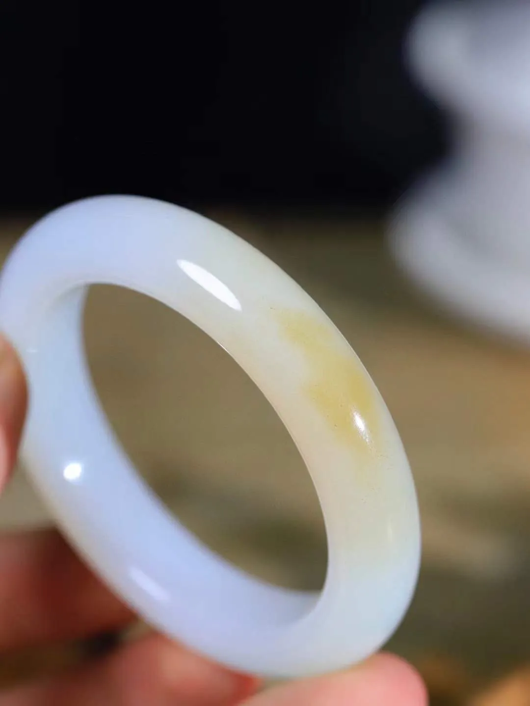 【婉约佳人.手镯】

精品️和田玉糖白玉手镯 玉质温润细腻 油性十足 手感舒适，高华雅逸，线条流畅，简约大气，美自天成，素雅高贵。佩戴于腕间，婉约之美，举手投足间透出那份低调奢华。重54.5克 内径50.5mm  尺寸12.6-9.5mm   FDA-111102433