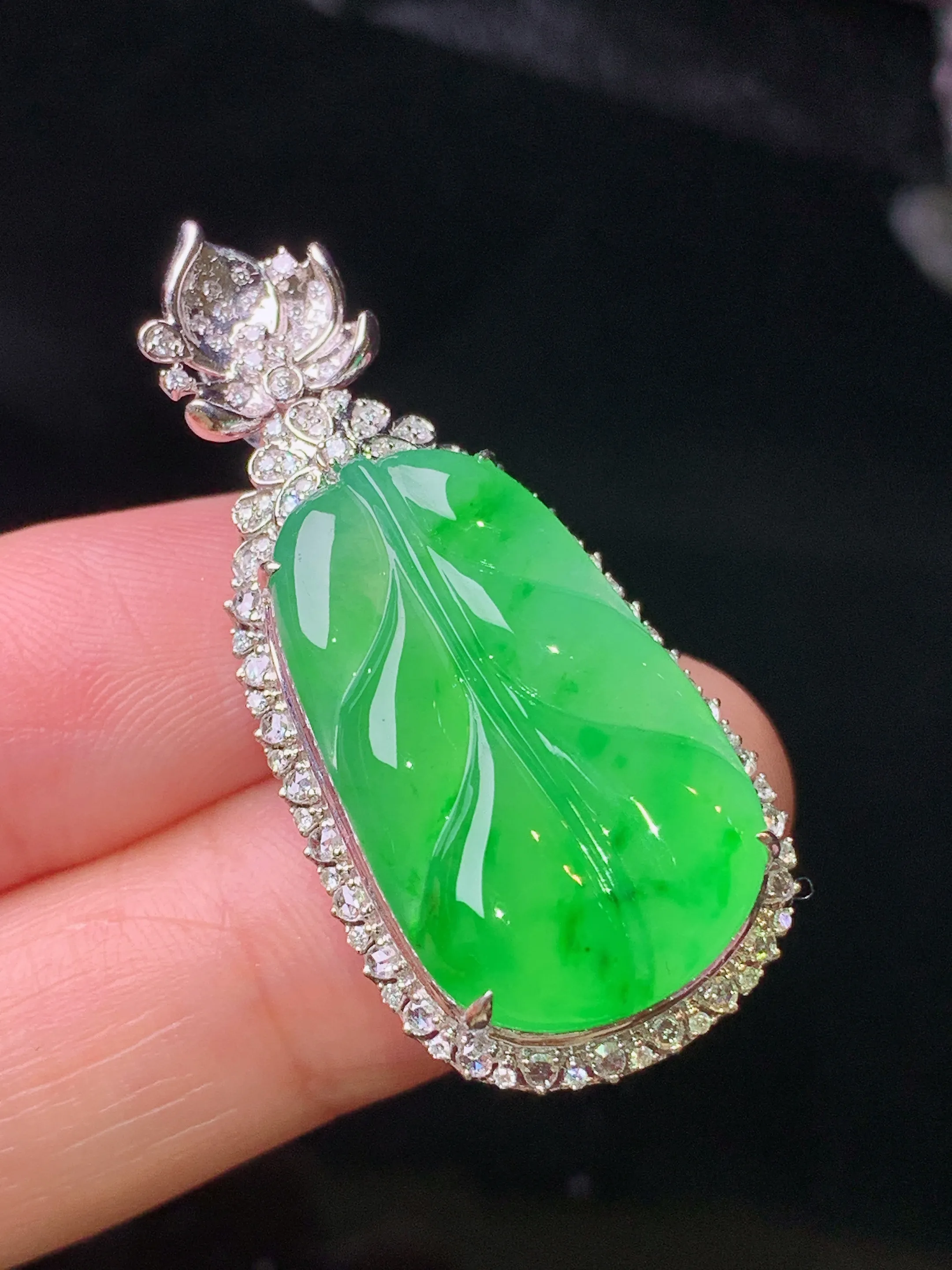 18k金钻镶嵌翠绿树叶吊坠 玉质细腻 色泽清新艳丽 整体尺寸38.3*17.8*10.8