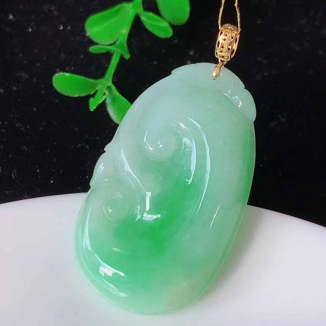 18K金镶嵌飘绿翡翠如意吊坠，简单的镶嵌设计、让玉坠百搭又精致，寓意着吉祥，事事如意！#35.22整体43.5裸石38*23*5.2