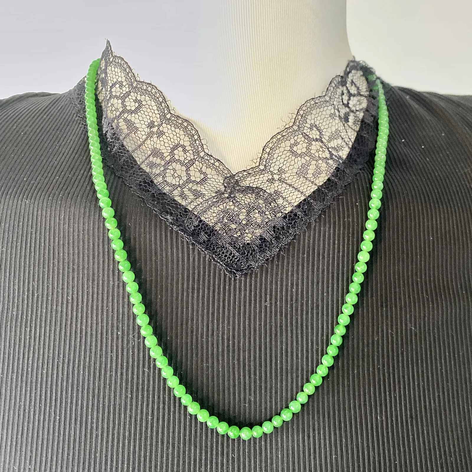 收藏级别，缅甸天然翡翠A货，卡4高冰种起光起胶正阳绿小米珠项链手链，尺寸：4mm/130颗，长度540mm，重量：16.08g