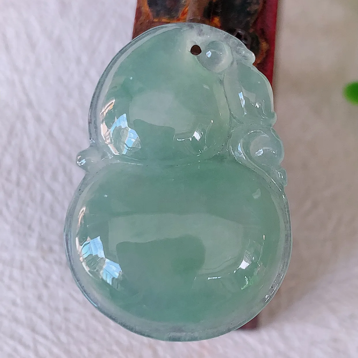 自然光实拍，冰种翡翠葫芦吊坠，寓意福禄双全，财源滚滚，清新脱俗，佩戴效果优雅迷人！#57.20