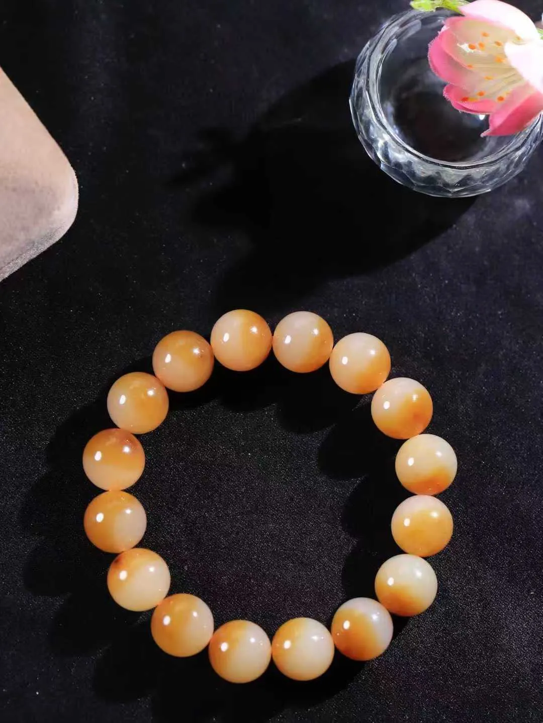 【珠圆玉润.手串】

精品和田玉糖白玉珠圆玉润手串 玉质温润细腻  整串打磨圆润，佩戴舒适。珠珠落玉盘，间关莺语花底滑，一生美好时光，无论身在何处，都有它相伴相守。事事顺遂，幸福美满，吉祥如意。重42克 尺寸取一11.9mm FDT-161101613