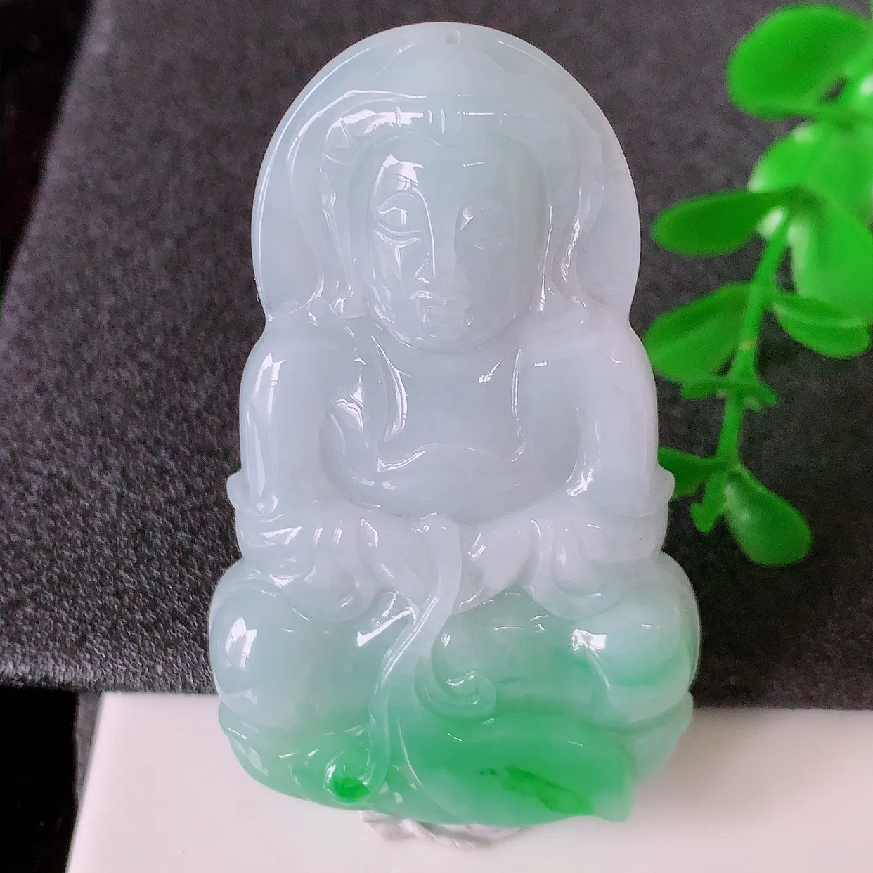 自然光实拍，冰润飘绿翡翠观音菩萨吊坠，赐福观音，玉润通透，慈祥端庄！#46.22