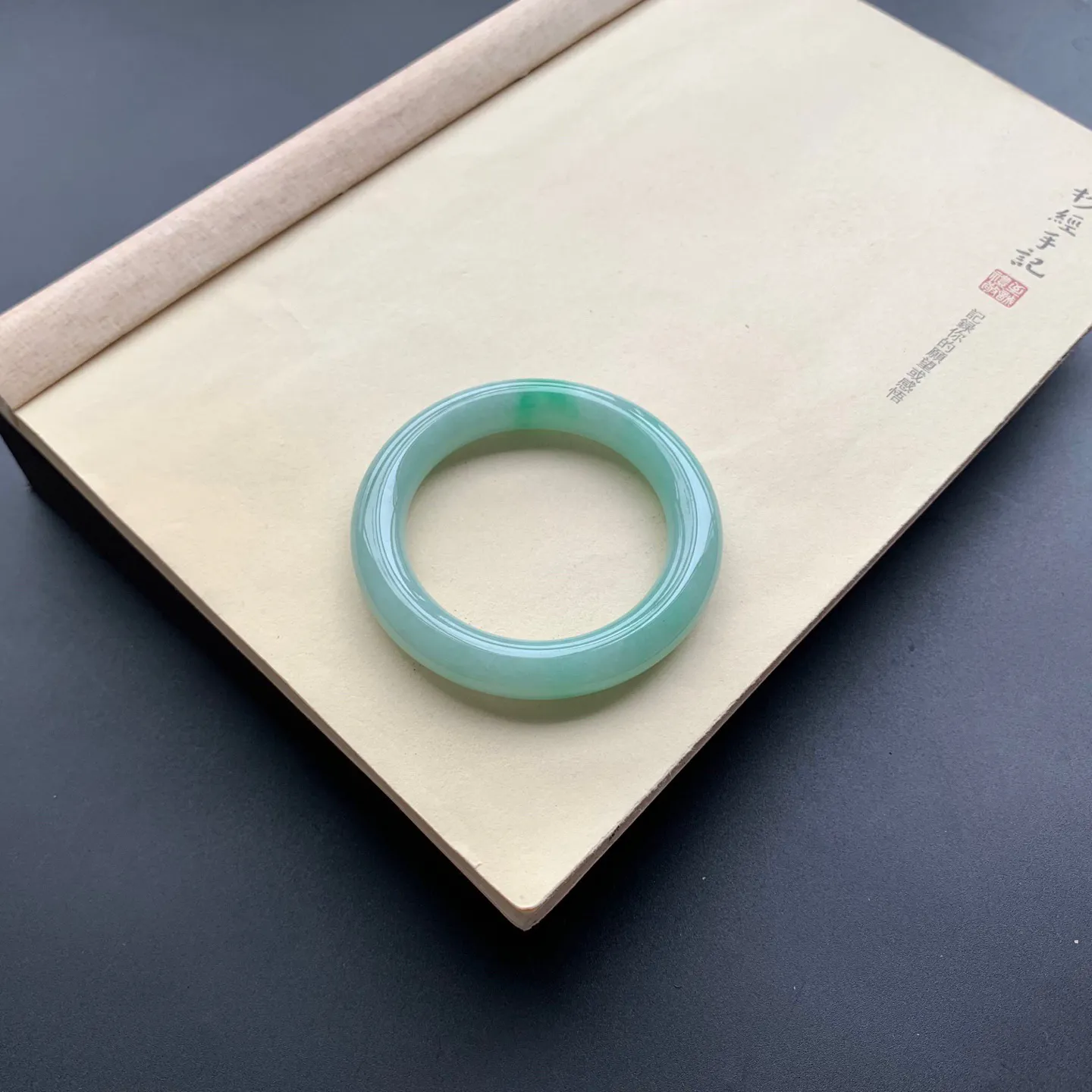 53.8圈囗飘绿圆条手镯 尺寸：53.8-10.8，细腻光滑，条形饱满