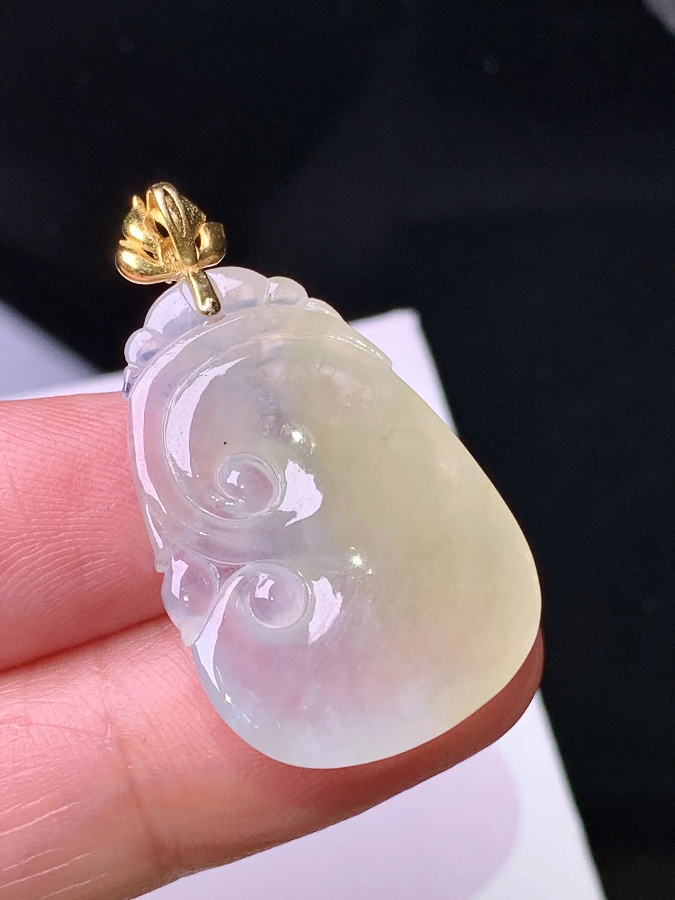 18k金镶嵌冰黄翡如意吊坠 玉质细腻 色泽清新艳丽 整体尺寸34.2*19*4.8