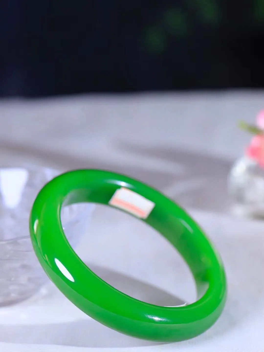 （温柔雅致.手镯）

典藏传家级臻品️和田玉碧玉手镯。镯型饱满，温润细腻，脂润沁香。️执一卷书，沏一盏茶，着一袭裙，戴一只镯。淡淡浅笺，素心若兰，静赏玉中诗画。悠悠岁月，芊手轻摘，盛满诗样芳华。重72.3克   尺寸60.5-9.7-13.6mm    FDA-321102400