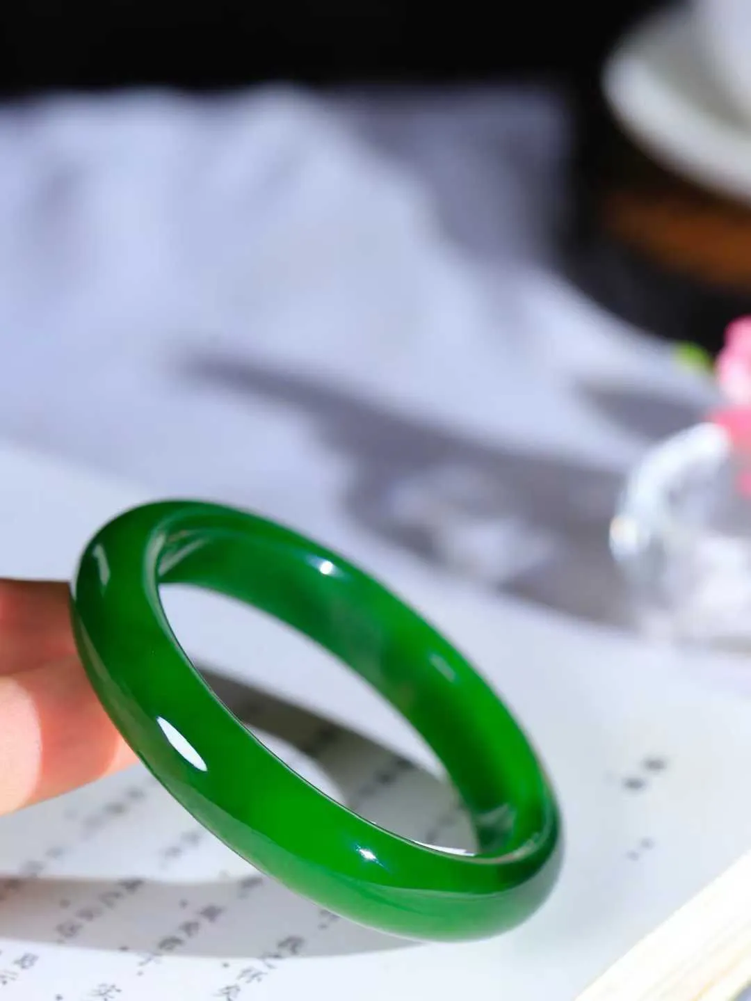 （温柔雅致.手镯）

收藏级臻品️和田玉碧玉手镯。镯型饱满，温润细腻，脂润沁香。️执一卷书，沏一盏茶，着一袭裙，戴一只镯。淡淡浅笺，素心若兰，静赏玉中诗画。悠悠岁月，芊手轻摘，盛满诗样芳华。重50克   尺寸53.5-12-8.4mm    FDA-321101600