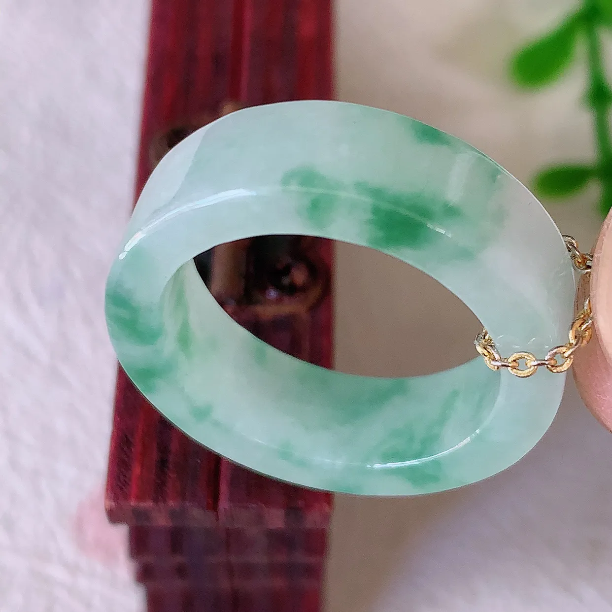 自然光实拍，18.4mm内径冰飘花翡翠指环，玉戒指，玉质莹润，好精美好冰润的指环， 18圈口，上手纤