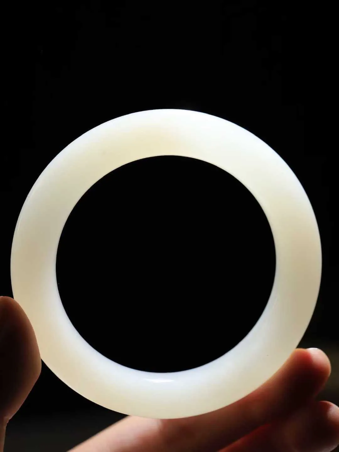 （一见钟情.手镯）

精品️和田玉双色手镯，玉质温和莹润，精光内蕴，手感舒适。整器简约，打磨光洁，让人爱不释手，料美艺精，萦绕于手，尽显高贵之姿。重80.4克 内径58mm尺寸12.7-11.8mm   FDL-101101673