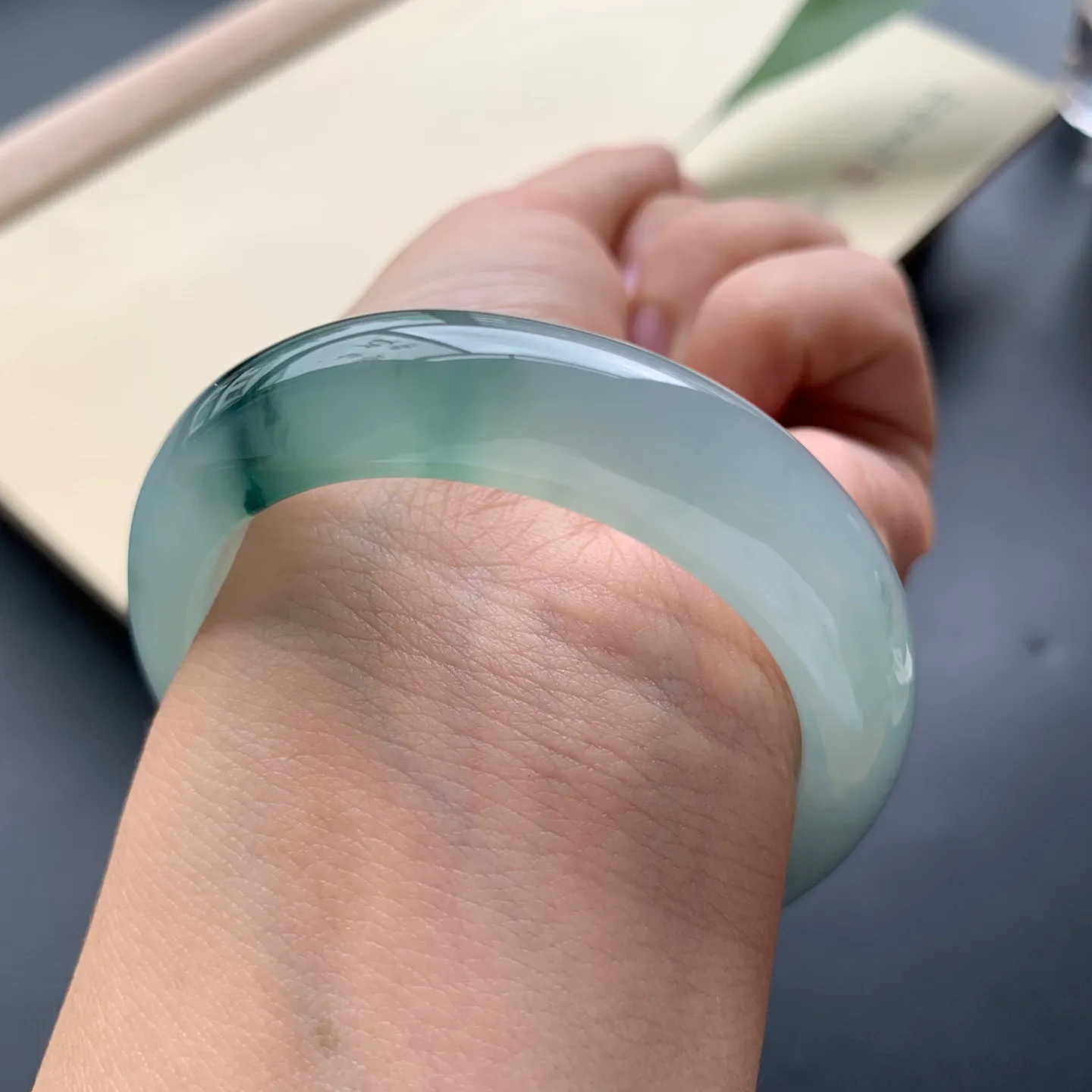 55圈口冰飘花贵妃手镯 尺寸：55-47-12.3-8，细腻起胶，花色浓郁