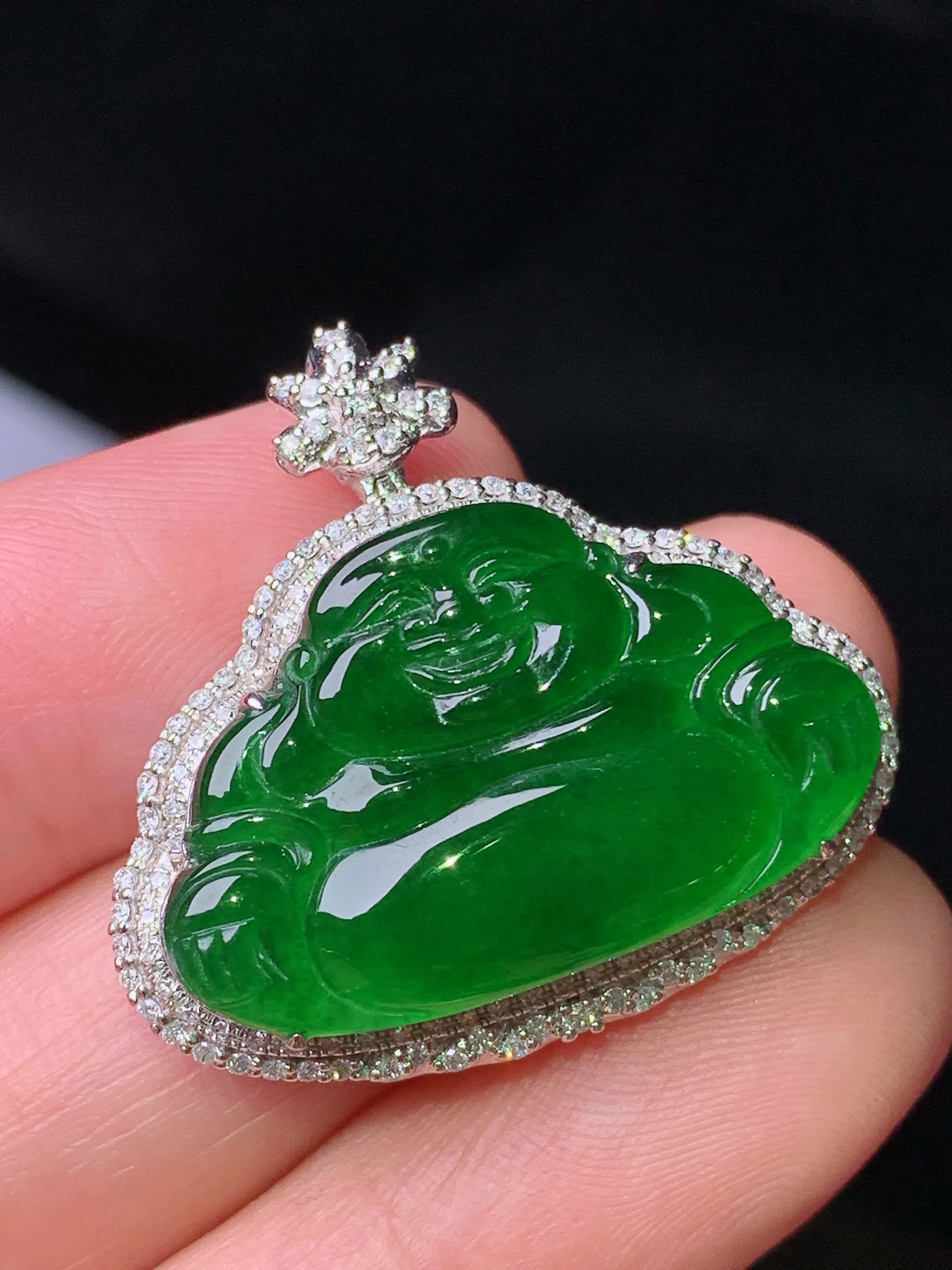18k金钻镶嵌满绿佛公吊坠 玉质细腻 色泽清新艳丽 整体尺寸27*29.3*8.3
