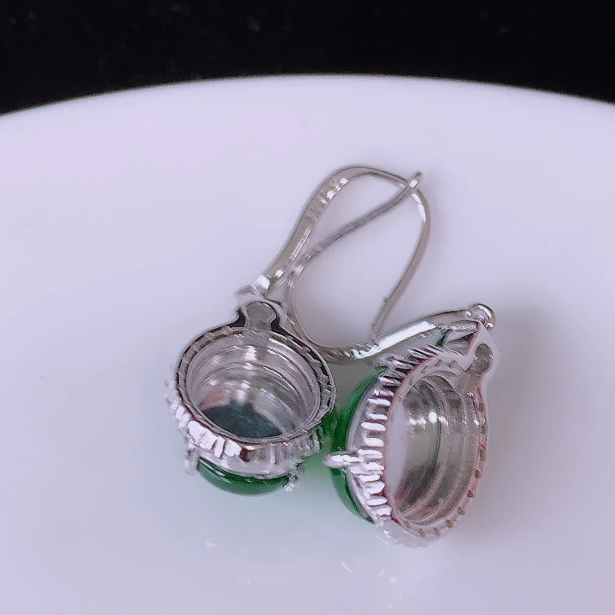 冰透满绿翡翠925银镶嵌耳坠，自然光实拍，翠色灵动，颜色漂亮，种老水足，品相佳，佩戴佳品！#97.20整体29*10.5*5.8裸裸 9.5*7.5