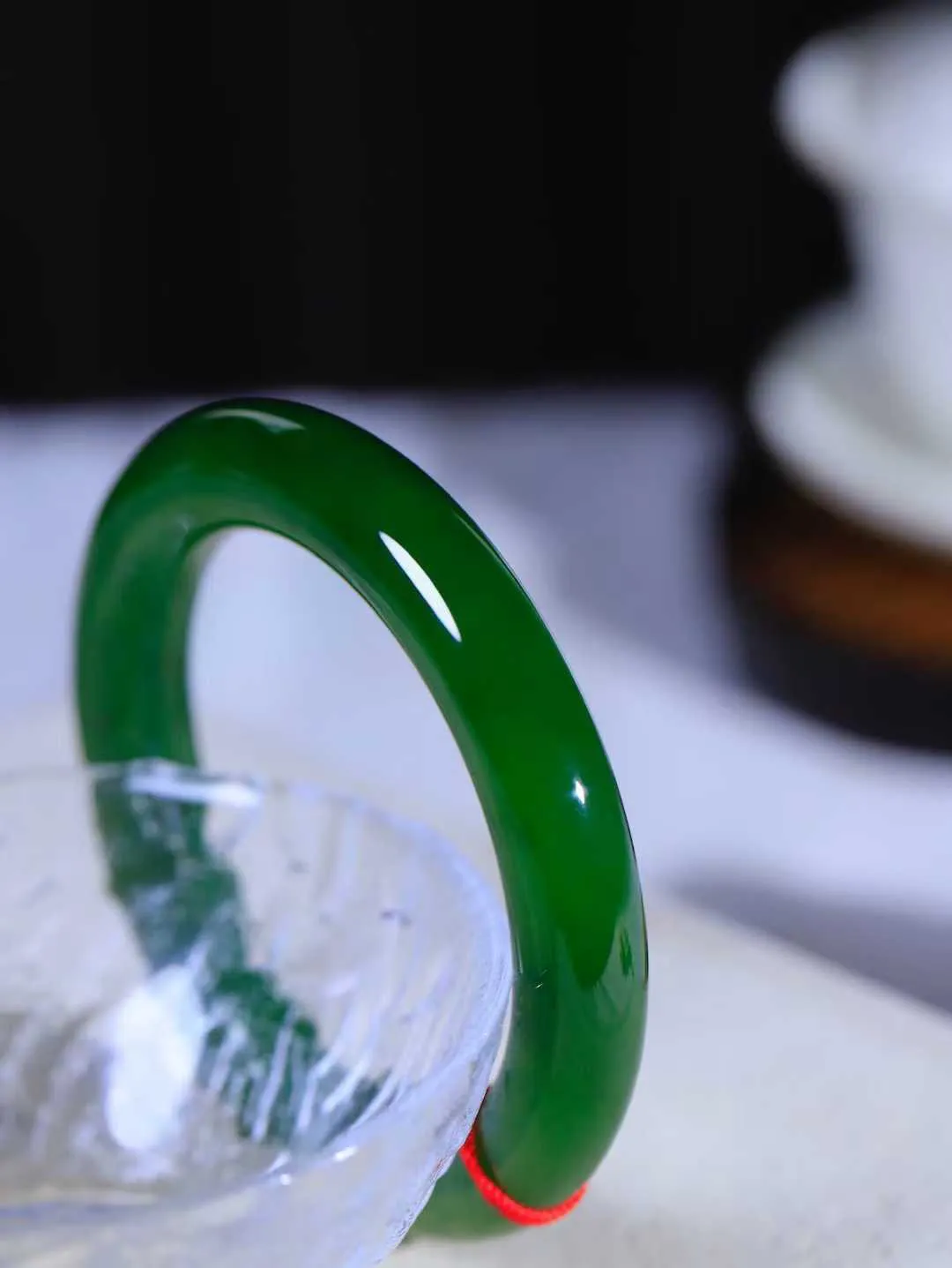 【诗情画意.手镯】

典藏级臻品️和田玉碧玉手镯   细腻油脂,手感润滑。意韵飘渺，温雅细腻，工艺精湛，️氤氲诗意的美跃然于手腕之间，给人以出尘的风雅，优美脱俗，气质非凡。重65克 内径55mm尺寸11.2-11.2mm  221101600A