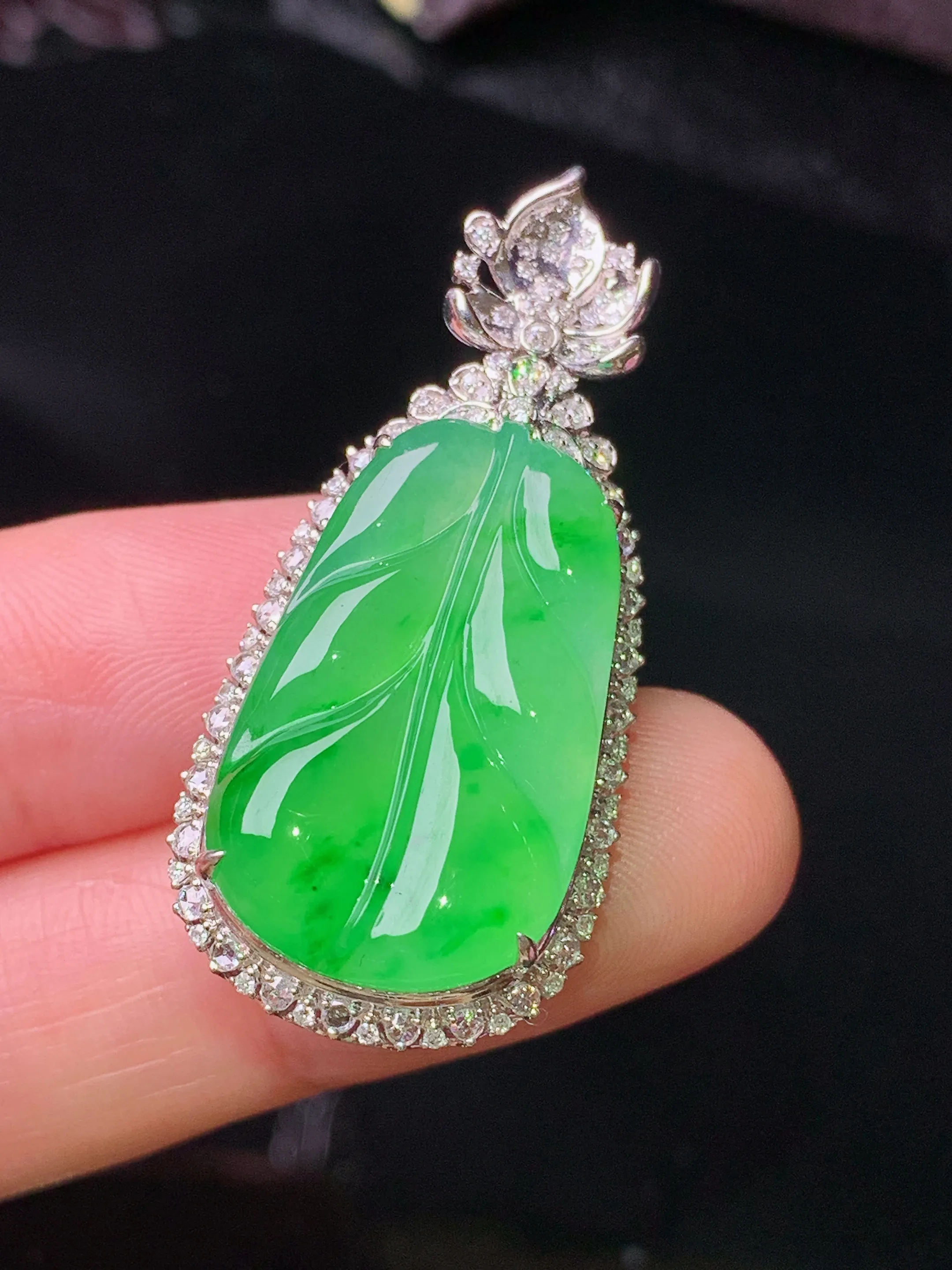 18k金钻镶嵌翠绿树叶吊坠 玉质细腻 色泽清新艳丽 整体尺寸38.3*17.8*10.8