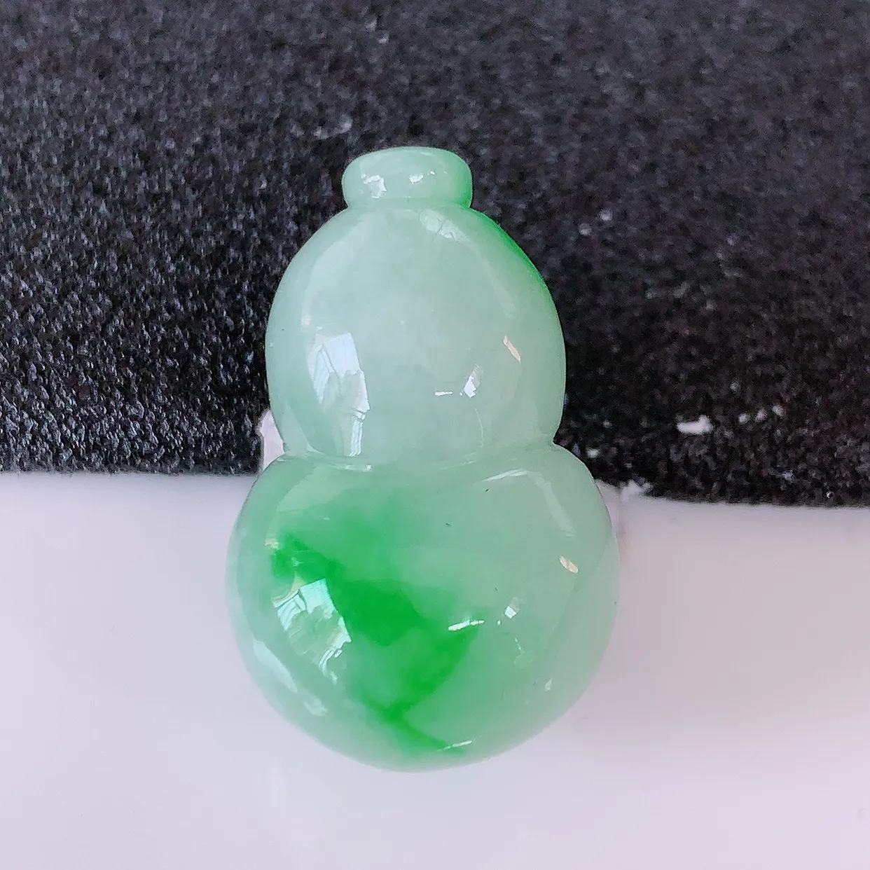 自然光实拍，冰润飘阳绿翡翠葫芦蛋面，种老水足，雕工精湛 ，寓意美好，镶嵌更靓， 佩戴时尚出众！#05.20