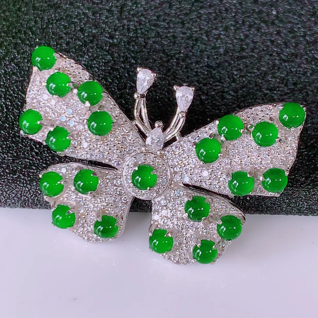 冰透满绿翡翠925银镶嵌蝴蝶胸针，自然光实拍，翠色灵动，颜色漂亮，种老水足，品相佳，佩戴佳品！#97.20整体33*22.5*8.8 裸石2.6*2.6