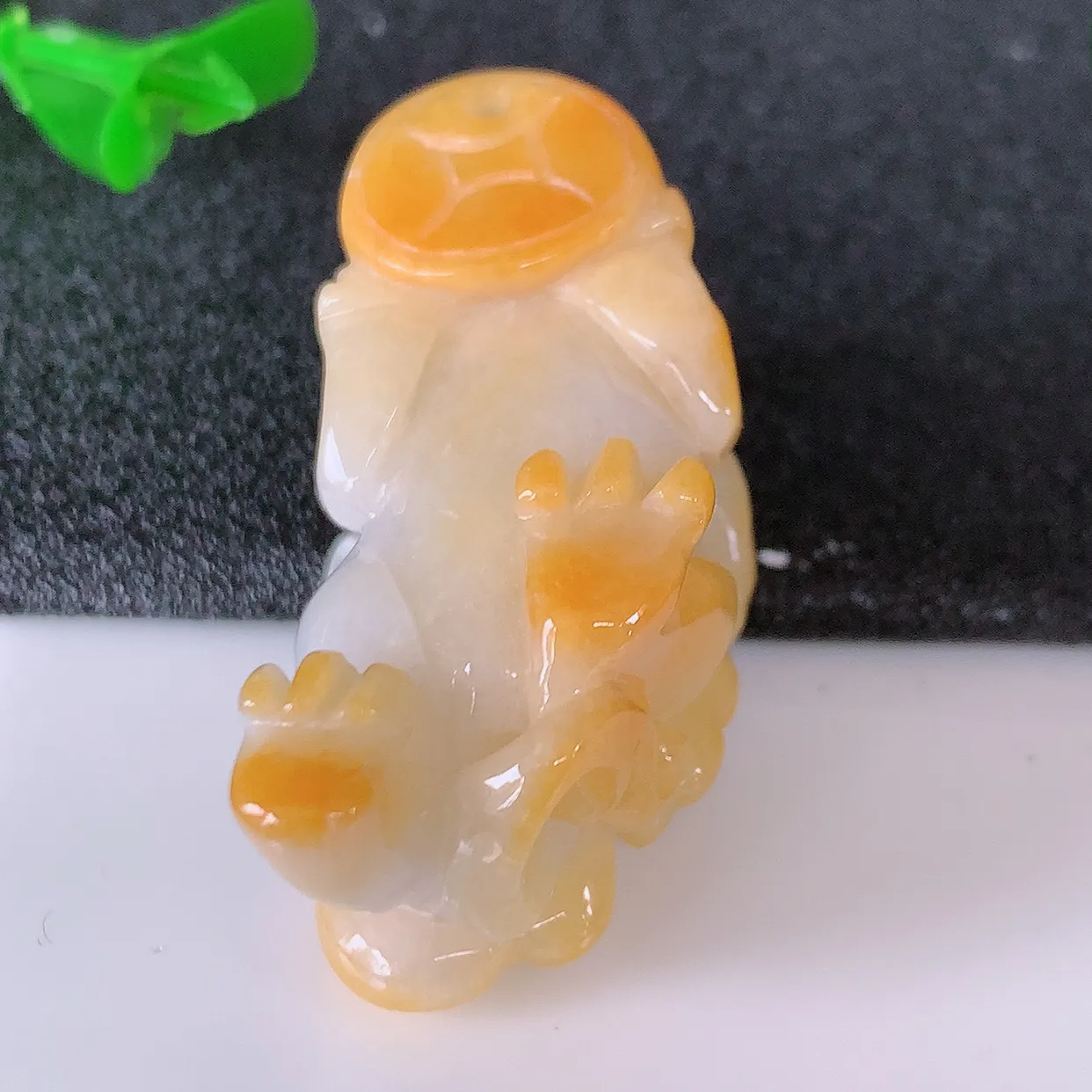 自然光实拍，冰润黄翡双彩招财貔貅吊坠，民间有“一摸貔貅运程旺盛，再摸貔貅财运滚滚， 三摸貔貅平步青云 ”的美好祝愿。#41.20