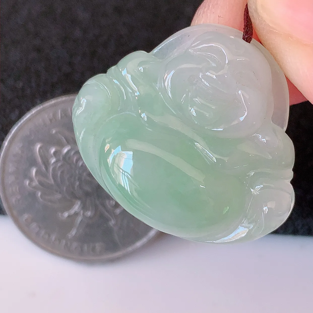 自然光实拍，冰飘绿翡翠佛公吊坠，玉笑佛，饱满，开脸喜庆，配戴优雅迷人！#57.20