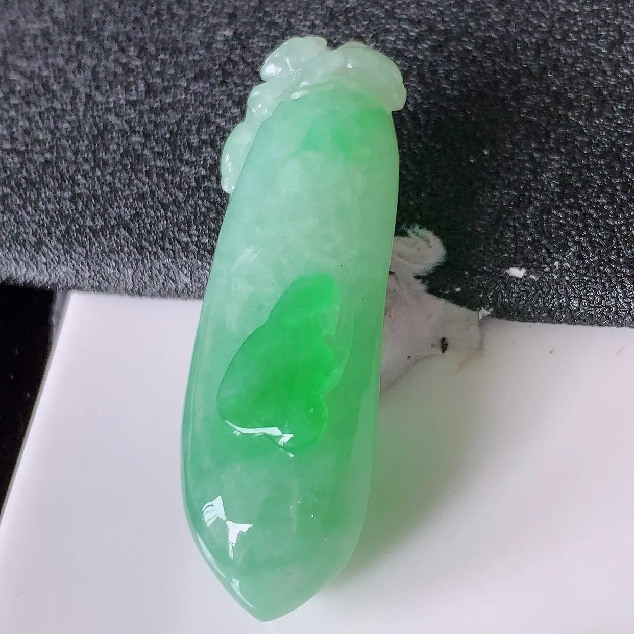 自然光实拍，水润飘绿翡翠招财福瓜吊坠，精美饱满福瓜，种水足，形态圆润饱满，福相十足 ！#05.22