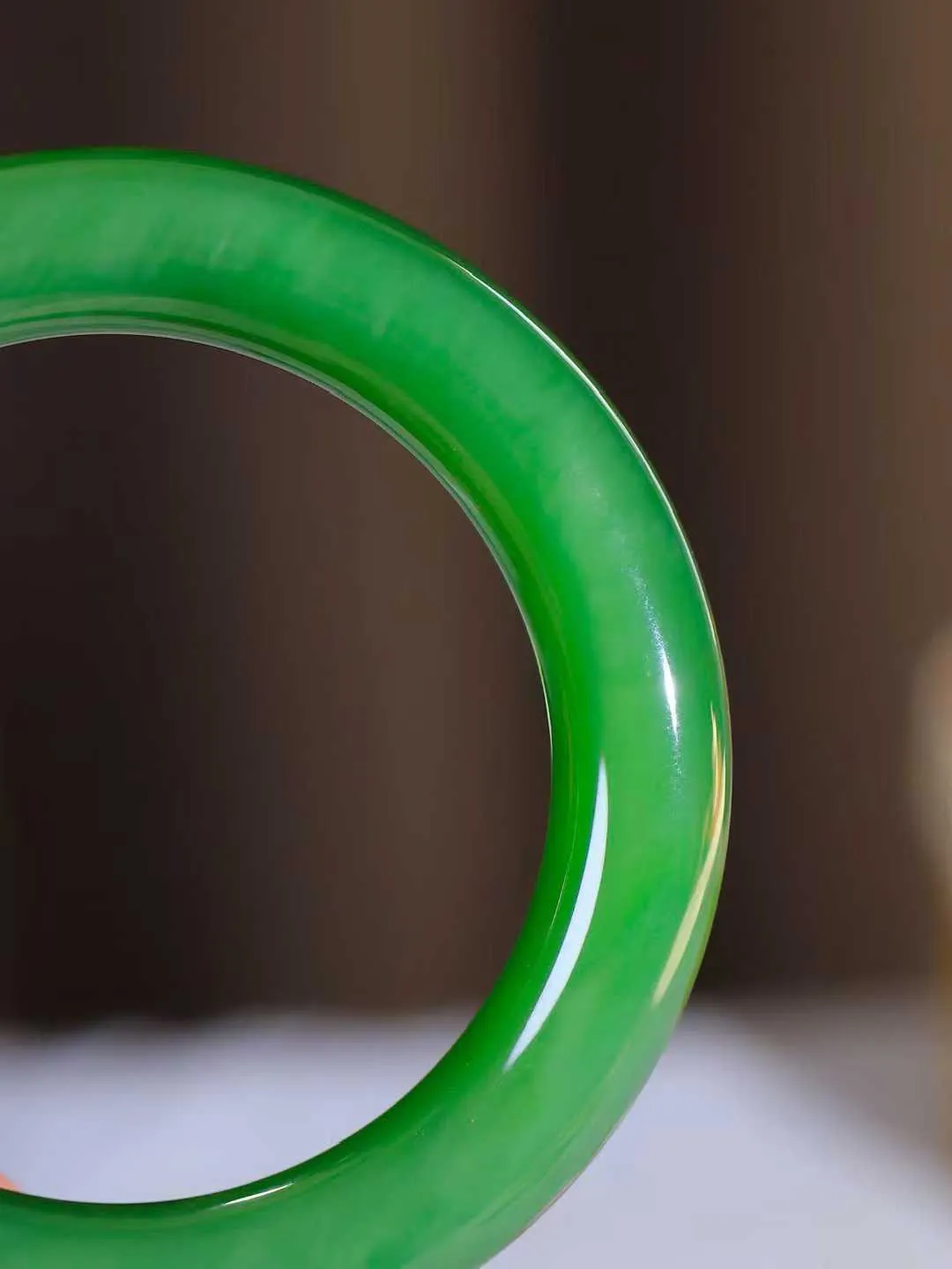 【悠悠芳华.镯】

收藏传家级臻品和田玉碧玉圆条手镯 玉质温润 青葱岁月，尽收腕中，婉转流畅，凝岁月悠长。盈一眸恬淡，挽一抹绿意。重72.3克 内径56mm尺寸11.9-11.8mm   861101651A