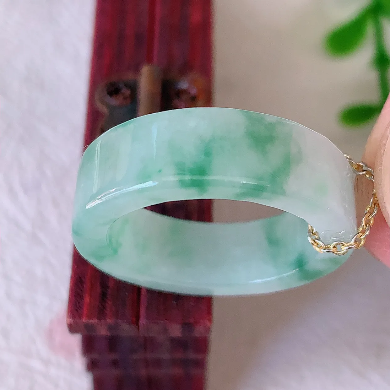 自然光实拍，18.4mm内径冰飘花翡翠指环，玉戒指，玉质莹润，好精美好冰润的指环， 18圈口，上手纤巧！#12.20尺寸18.4*6.6*3.2