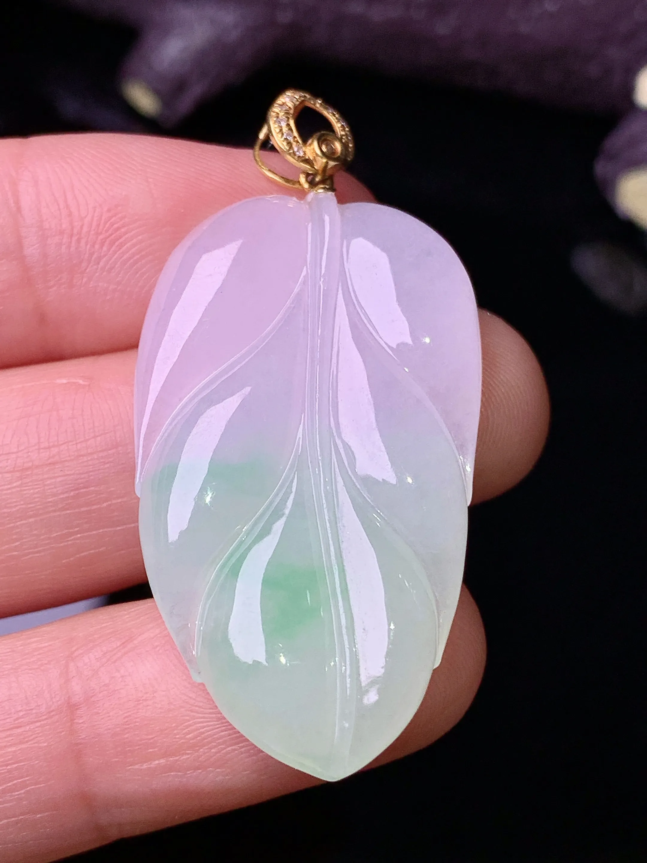 18k金镶嵌飘绿树叶吊坠 玉质细腻 色泽清新艳丽 整体尺寸43.5*20.6*4.8