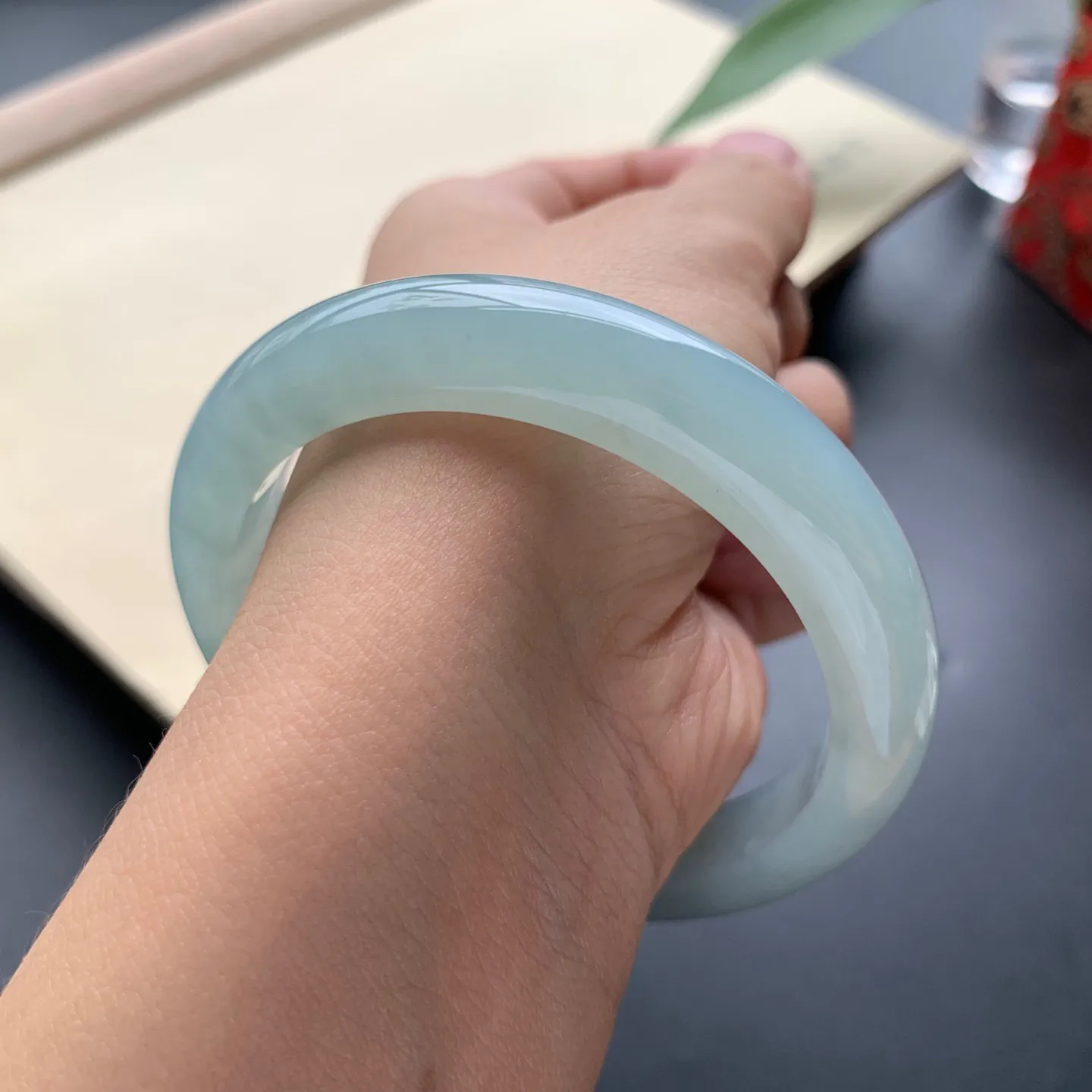 54.8圈口冰底色正圈手镯 尺寸：54.8-10.5-7.8，无纹裂，水润光滑，色泽亮丽