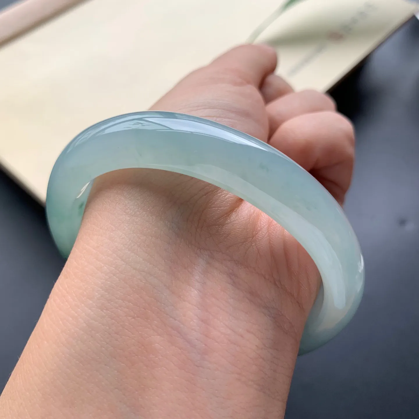 55圈口冰飘花贵妃手镯 尺寸：55-47-12.3-8，细腻起胶，花色浓郁