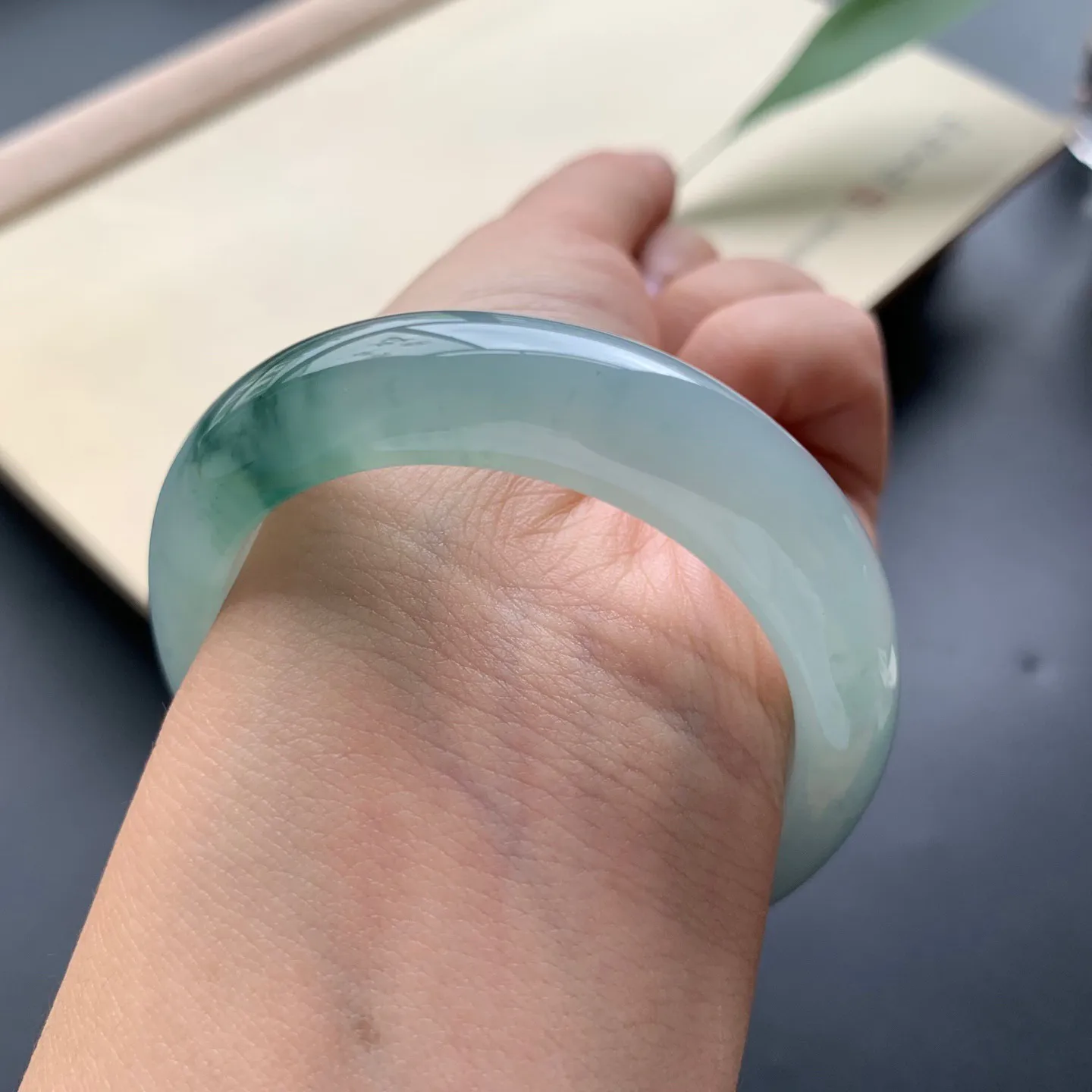 55圈口冰飘花贵妃手镯 尺寸：55-47-12.3-8，细腻起胶，花色浓郁