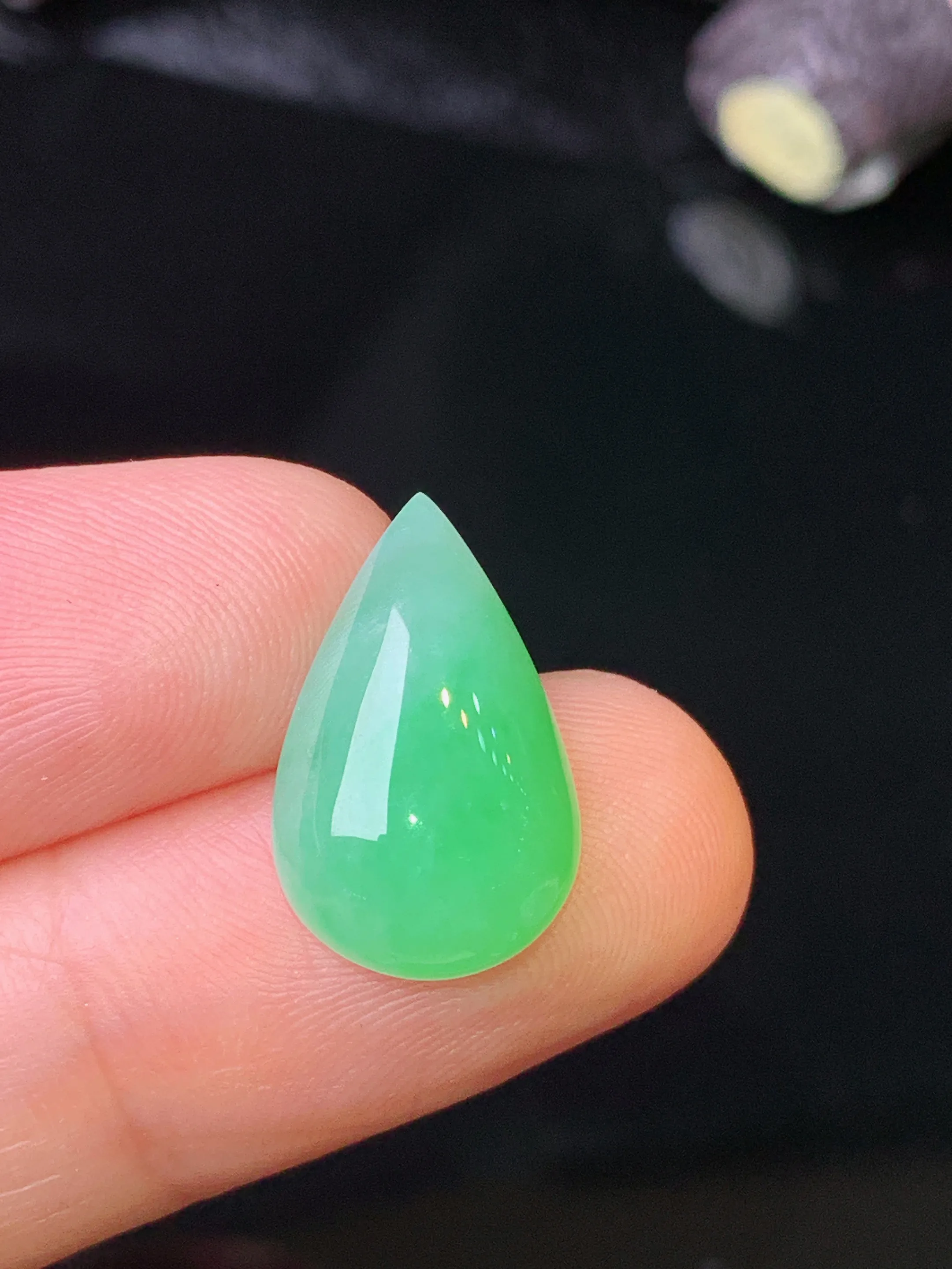 镶嵌款 翠绿水滴吊坠 玉质细腻 色泽清新艳丽 整体尺寸17.2*10.6*5.5