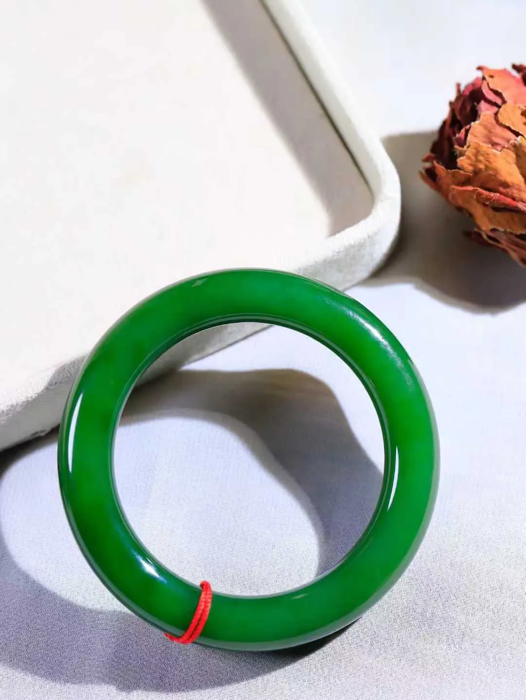 【诗情画意.手镯】

典藏级臻品️和田玉碧玉手镯   细腻油脂,手感润滑。意韵飘渺，温雅细腻，工艺精湛，️氤氲诗意的美跃然于手腕之间，给人以出尘的风雅，优美脱俗，气质非凡。重65克 内径55mm尺寸11.2-11.2mm  221101600A