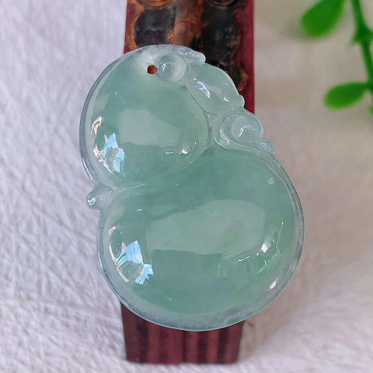 自然光实拍，冰种翡翠葫芦吊坠，寓意福禄双全，财源滚滚，清新脱俗，佩戴效果优雅迷人！#57.20