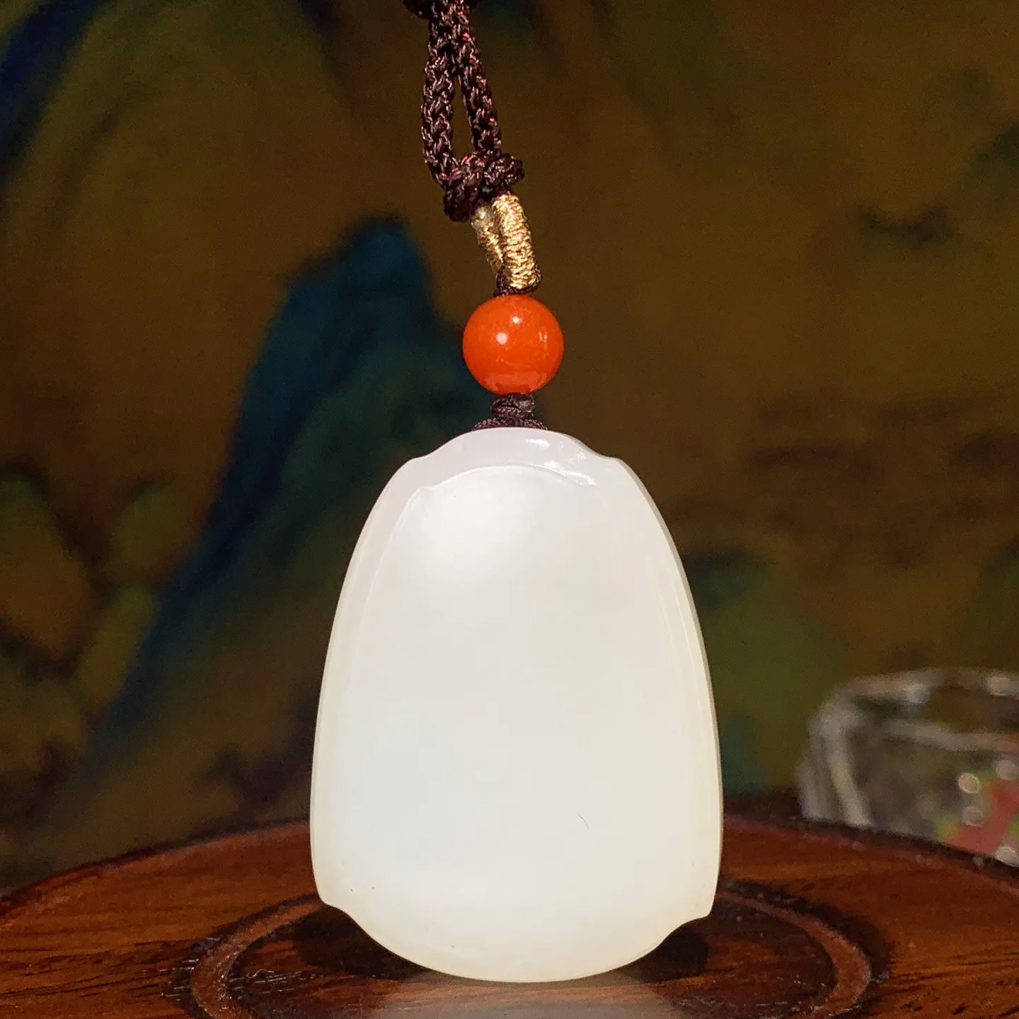 和田玉白玉平安无事牌挂件。尺寸37/28/11重26克。玉质细腻油润。手推出油。品相大气。lt251125