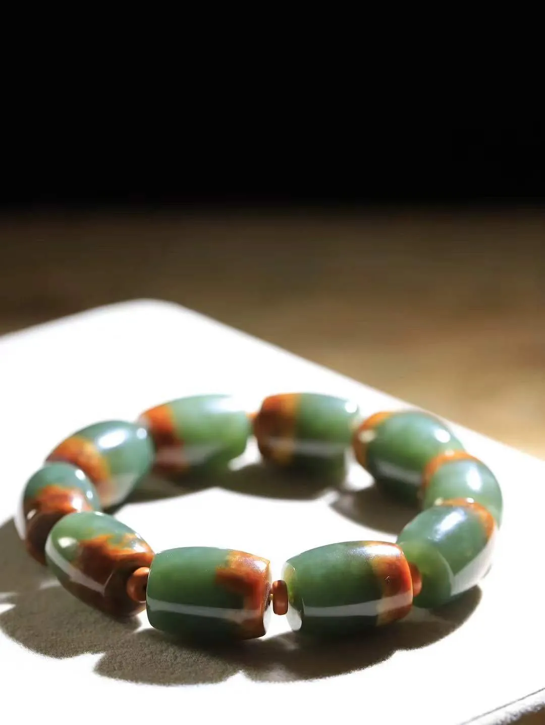 （路路通.手串）

新疆和田玉手串 玉质细糯出油，成色均匀，品相极好…
做工圆滑饱满大气。如清风拂袖，不经意间已是大美重102.8克   尺寸取一20-15.6mm   FDL-781102431