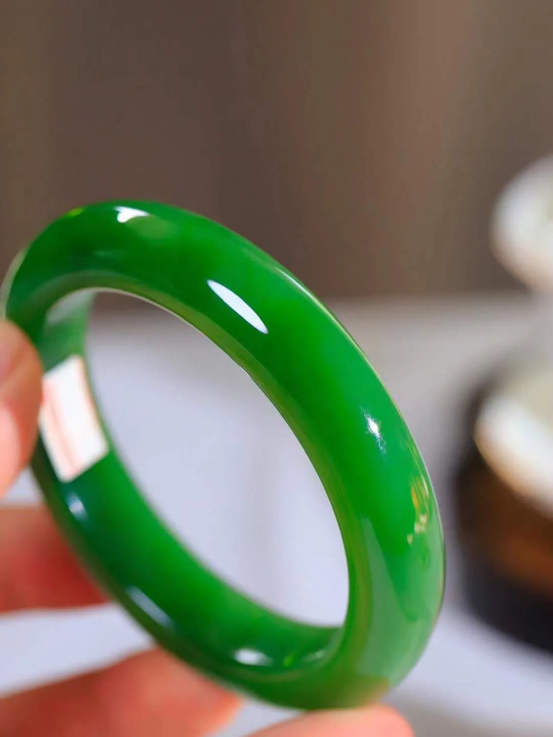 【碧波流转·手镯】

典藏级臻品️和田玉碧玉微猫眼手镯，玉质细腻温润，手感舒适，️线条流畅，简约大气，美自天成，佩戴于腕间，婉约之美，举手投足间透出那份低调奢华，醉人心扉。
重73.9克 内径圈口58mm尺寸10.2-13.7mm  FDA-131102408