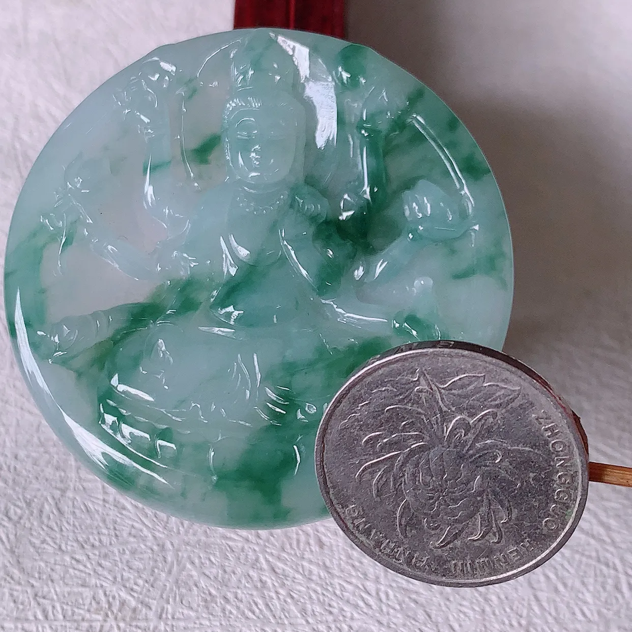 自然光实拍，冰飘花翡翠千手观音菩萨吊坠，赐福观音，玉润通透，慈祥端庄！#83.22