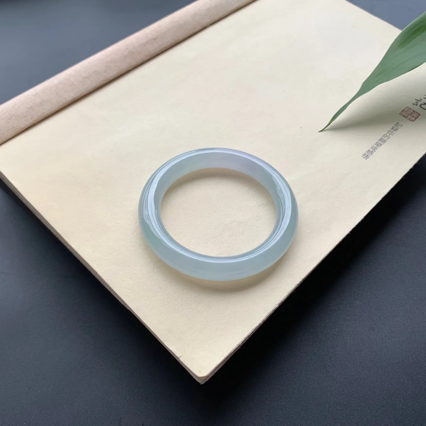 53.5圈口冰晴底圆条手镯 尺寸：53.5-9.8，无纹裂，水润透亮，胶感十足