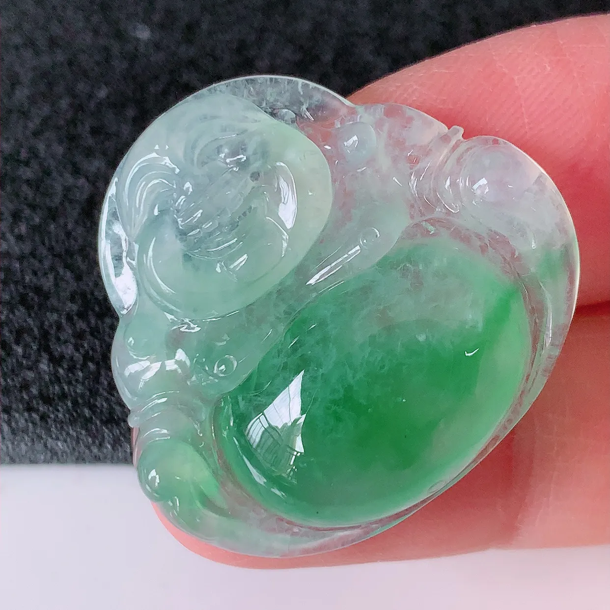 自然光实拍，冰种飘绿翡翠佛公吊坠，饱满， 佛公亦保平安，寓意有福（佛公）相伴，配戴优雅迷人！#02.22