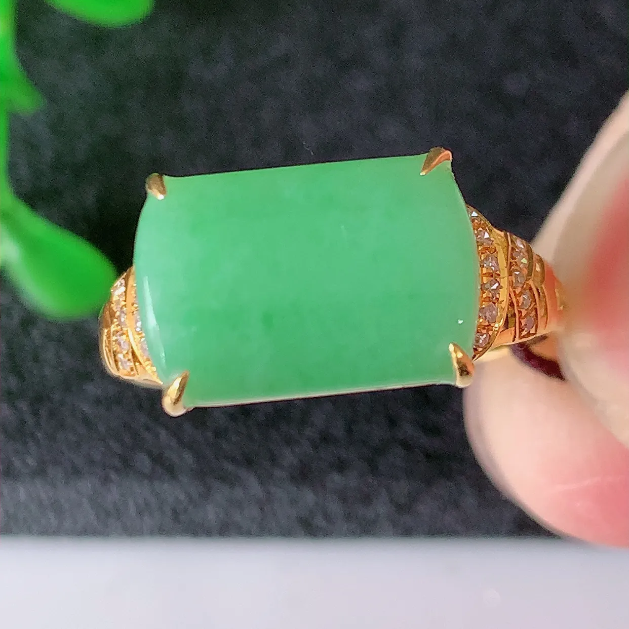 自然光实拍 18K金精工镶嵌翡翠满绿马鞍戒指，玉质细腻，翡翠色泽均匀，艳丽饱满，款式高贵大气，15圈口，上手亮眼，#83.22戒指整体17.5*22*5裸石12.5*8