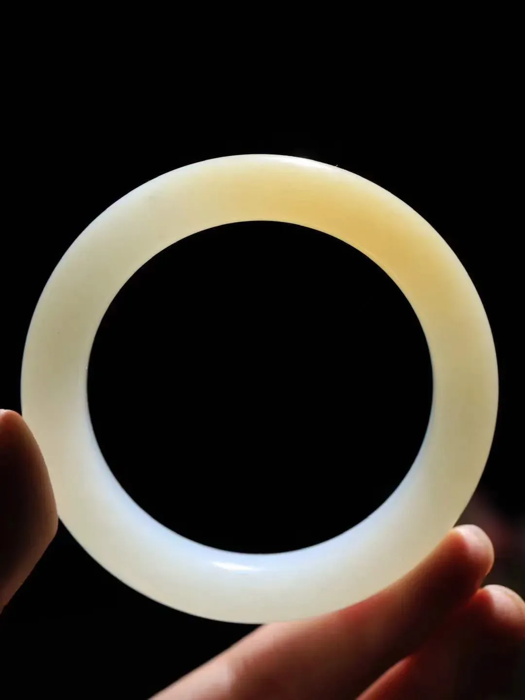 （温柔雅致.手镯）

精品和田玉糖白玉手镯。镯型饱满，温润细腻，脂润沁香。️执一卷书，沏一盏茶，着一袭裙，戴一只镯。淡淡浅笺，素心若兰，静赏玉中诗画。悠悠岁月，芊手轻摘，盛满诗样芳华。重67.6克   尺寸56.5-12.6-10.5mm    FDA-321102400