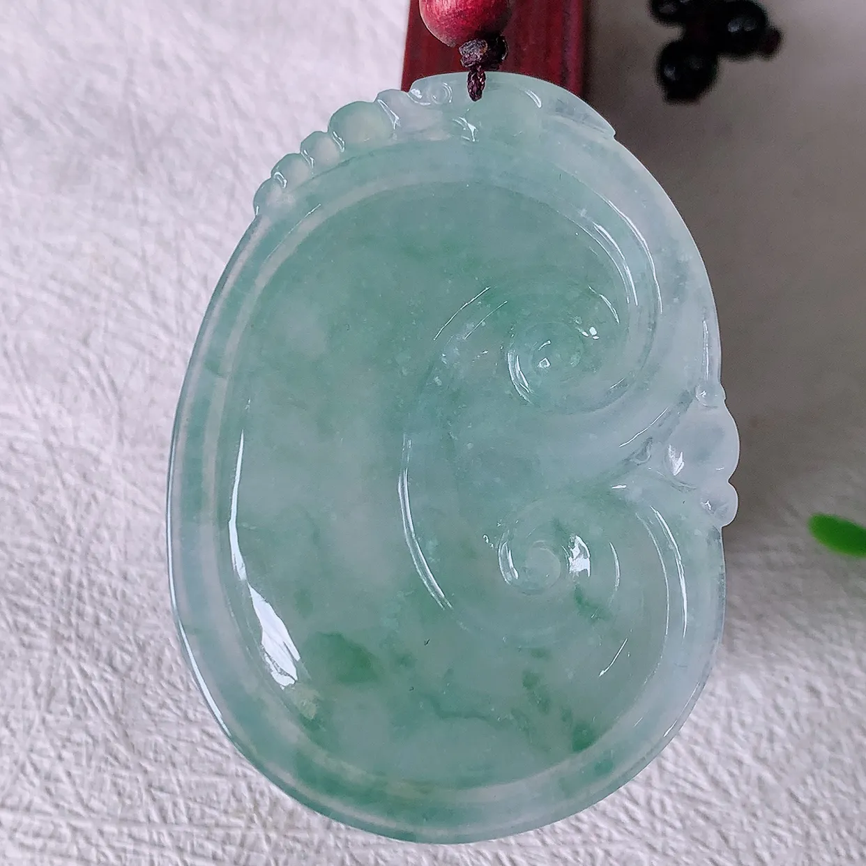 自然光实拍，大件冰飘花翡翠如意吊坠，玉坠百搭又精致，寓意着吉祥，事事如意！#46.22