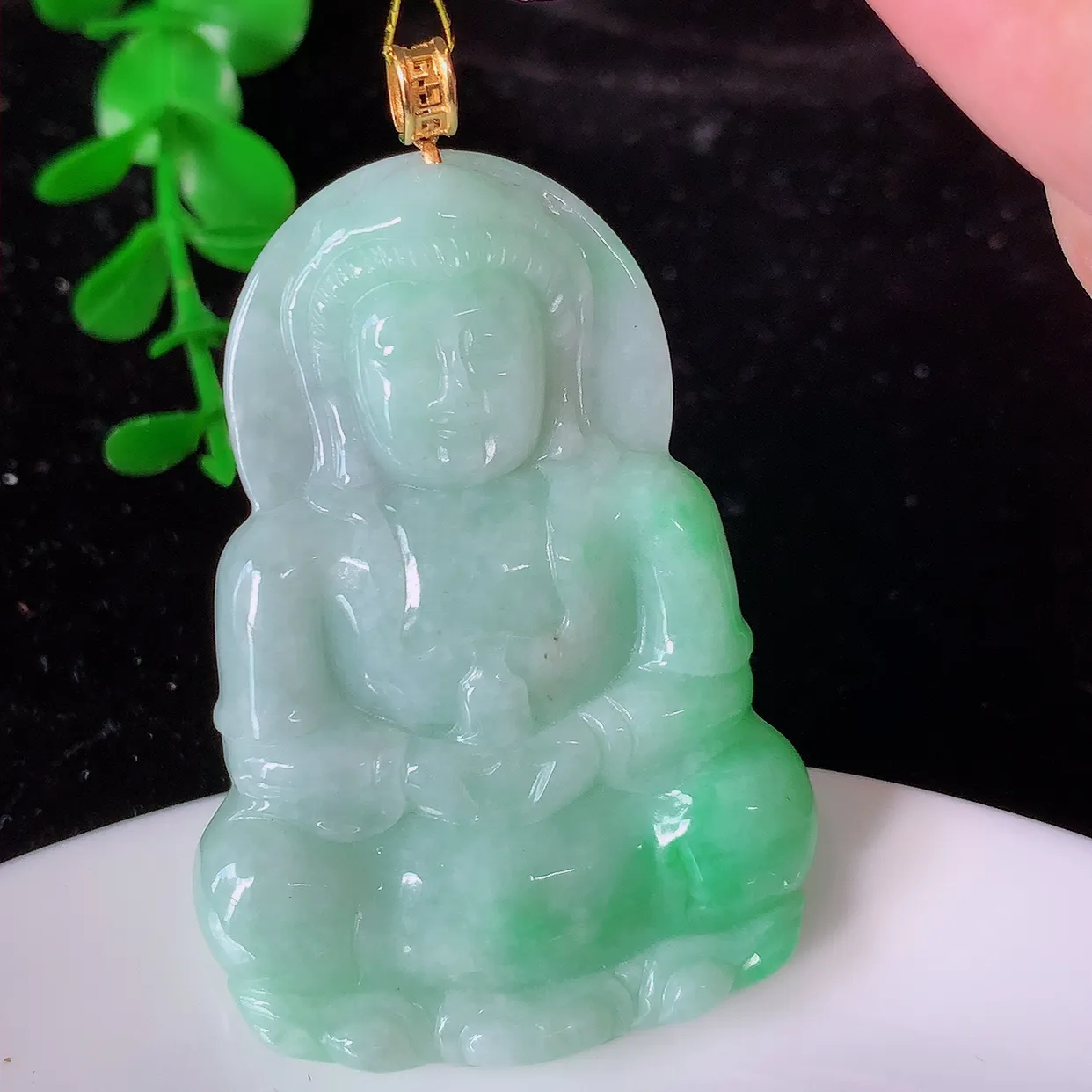18K金镶嵌冰润飘绿翡翠观音菩萨吊坠，赐福翡翠观音，观音面相端庄，品相佳，佩戴气质！#35.22