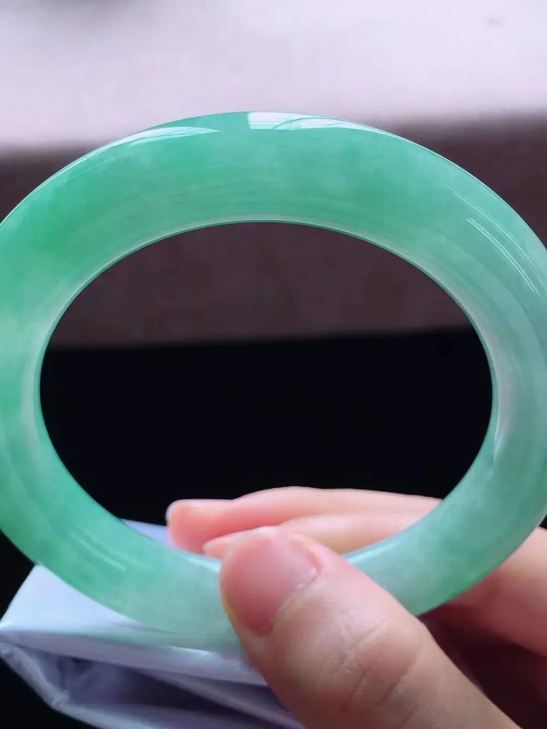 【翡翠名称】老种冰飘绿57.3圈口圆条翡翠手镯
【翡翠尺寸】57.3*11.2*11.2mm适合57.3-59.6正圈口佩戴
【翡翠描述】缅甸天然翡翠A货，种老水足，玉质细腻，色泽靓丽，性价比高，佩戴效果好！