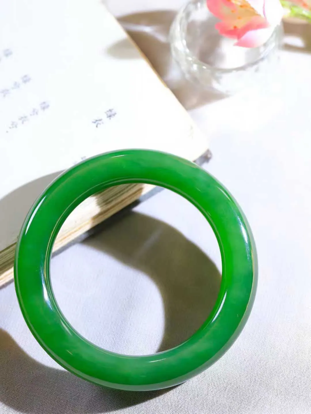 【悠悠芳华.镯】

收藏传家级臻品和田玉碧玉圆条手镯 玉质温润 青葱岁月，尽收腕中，婉转流畅，凝岁月悠长。盈一眸恬淡，挽一抹绿意。重72.3克 内径56mm尺寸11.9-11.8mm   861101651A