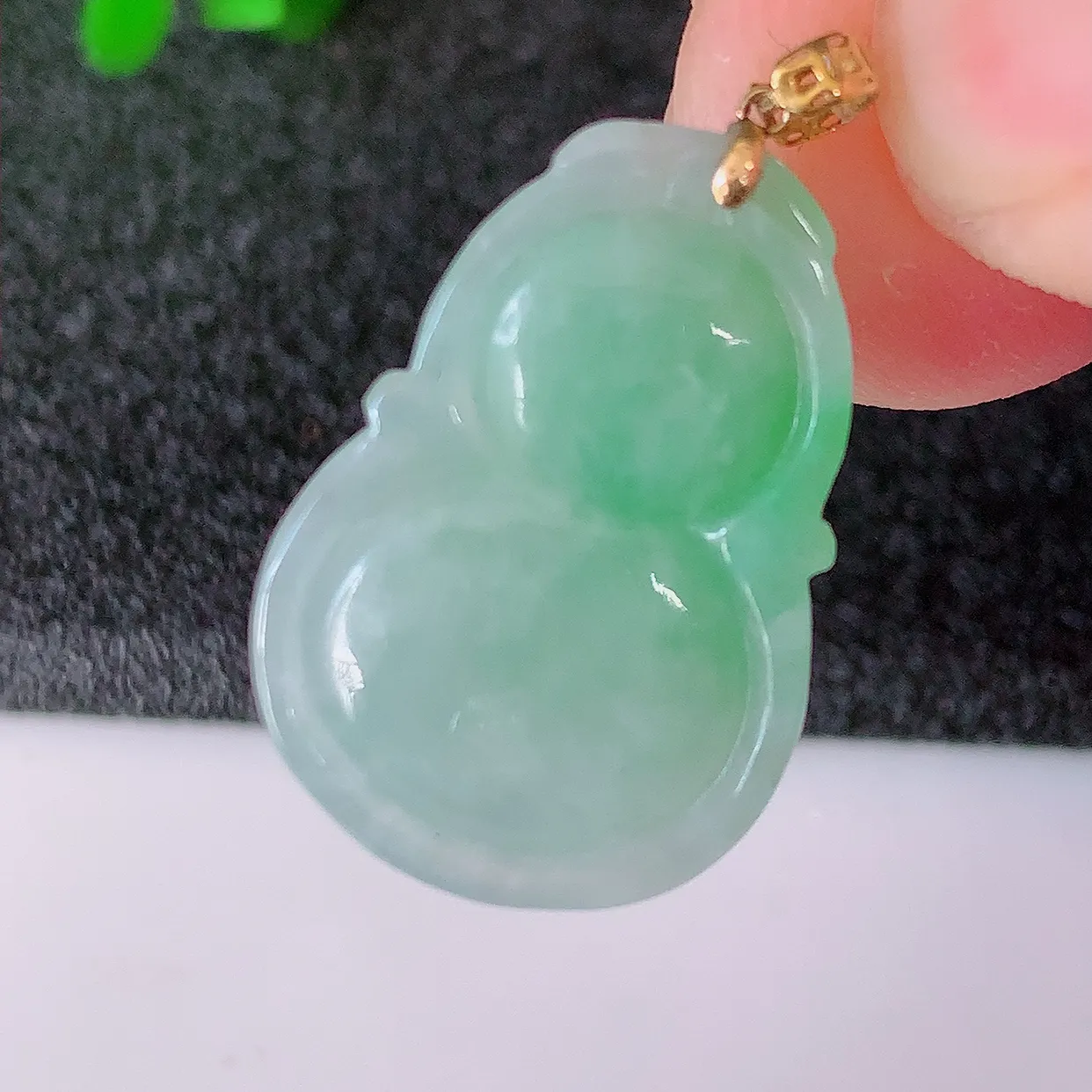 18K金镶嵌冰润飘绿翡翠葫芦吊坠，葫芦寓意福禄双全，财源滚滚，佩戴效果优雅迷人！#49.22