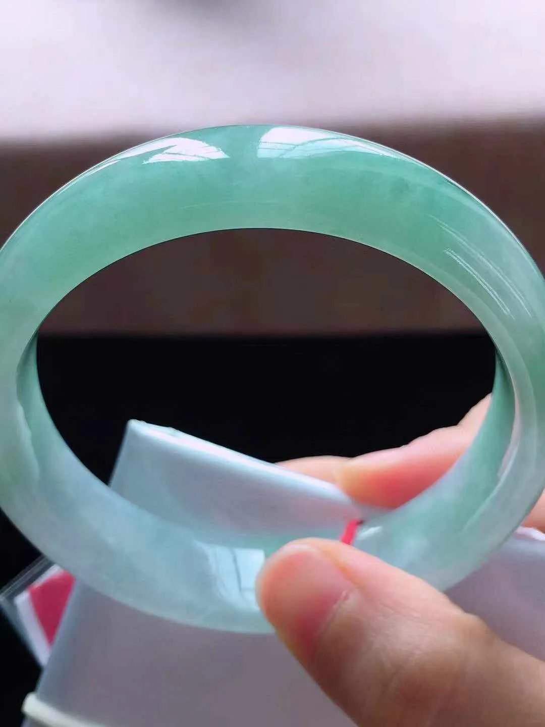 【翡翠名称】老种冰飘绿59.3正圈口翡翠手镯
【翡翠尺寸】59.3*15.8*7.5mm适合58-60.5正圈口佩戴
【翡翠描述】缅甸天然翡翠A货，种老水足，玉质细腻，色泽靓丽，性价比高，佩戴效果好！