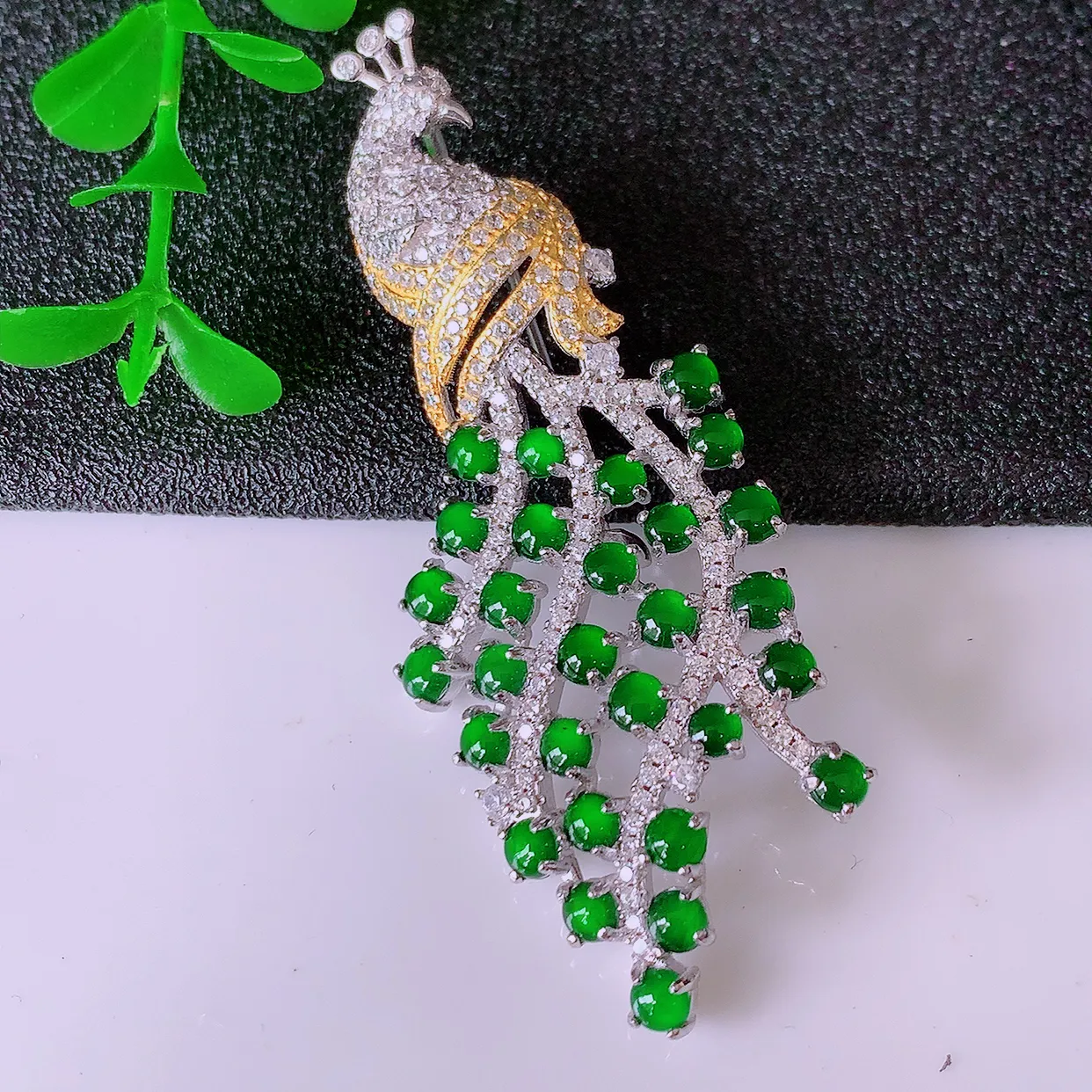 冰透满绿翡翠925银镶嵌凤凰胸针，自然光实拍，翠色灵动，颜色漂亮，种老水足，品相佳，佩戴佳品！#98.22整体55*22.5*8.5裸石2.8*2.8