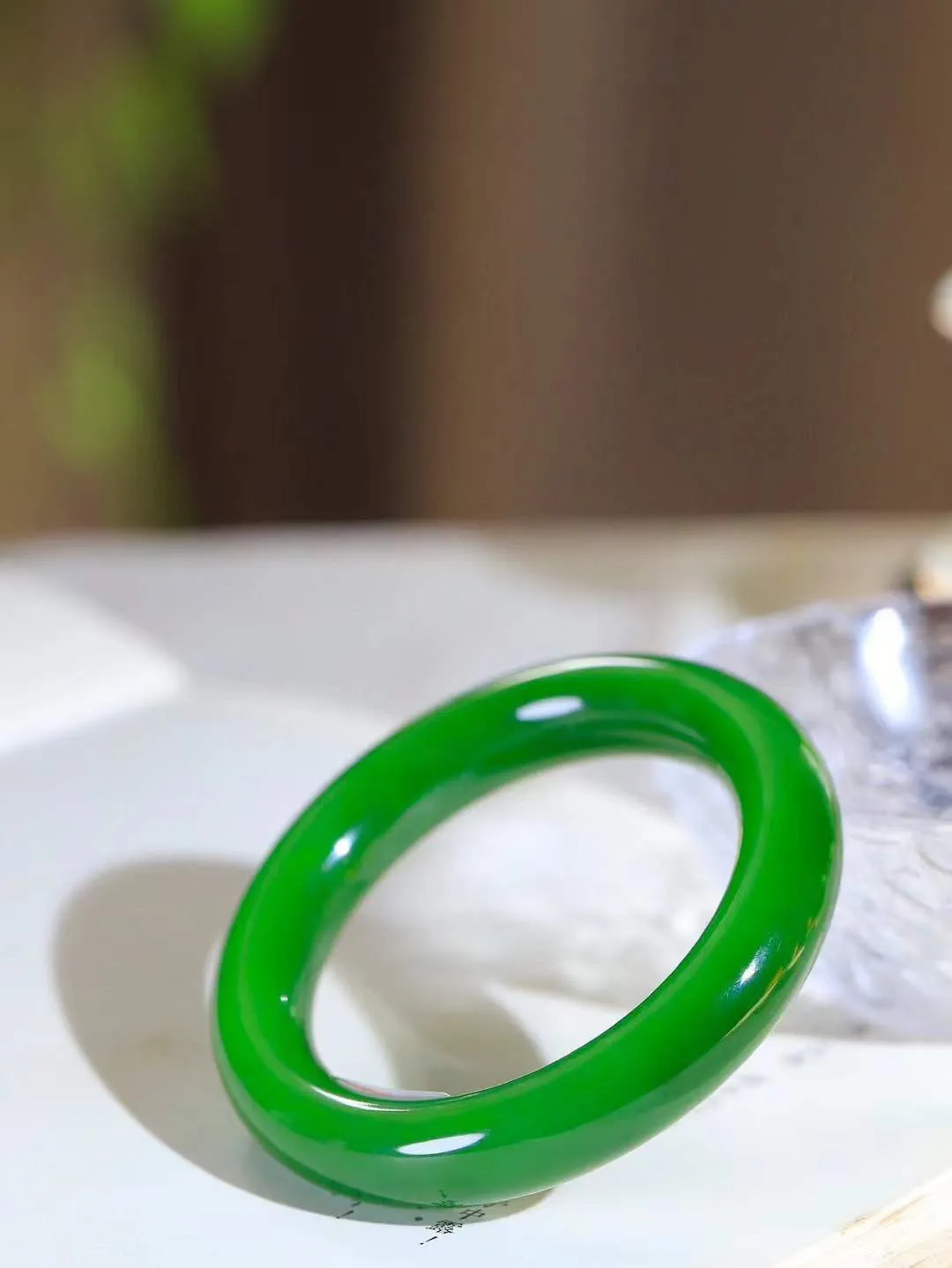 【悠悠芳华.镯】

典藏级臻品和田玉碧玉微猫眼手镯 玉质温润 青葱岁月，尽收腕中，婉转流畅，凝岁月悠长。盈一眸恬淡，挽一抹绿意。重73.8克 内径54mm尺寸11.5-12.8mm   861102455A