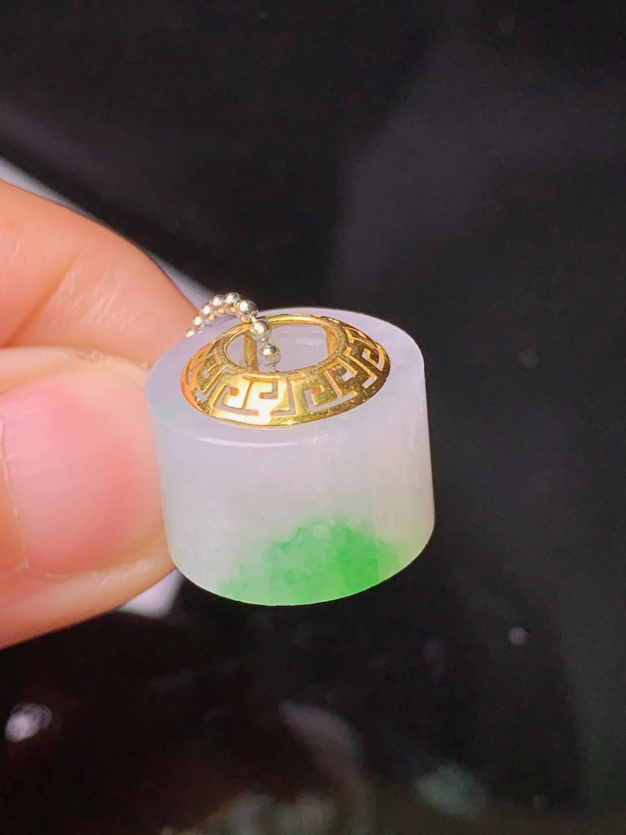 18k金镶嵌飘绿路路通吊坠 玉质细腻 色泽清新艳丽 裸石尺寸15.5*10.2