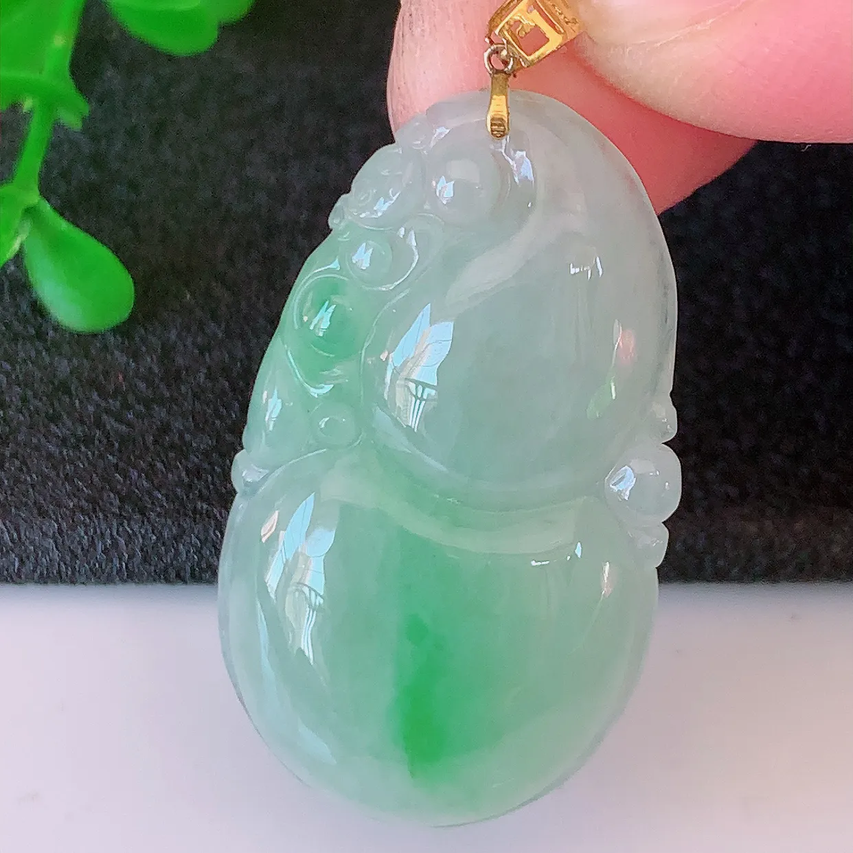 18K金镶嵌冰飘绿翡翠葫芦吊坠，葫芦寓意福禄双全，财源滚滚， 佩戴效果优雅迷人！#49.20整体38.5裸裸33*19*5.6